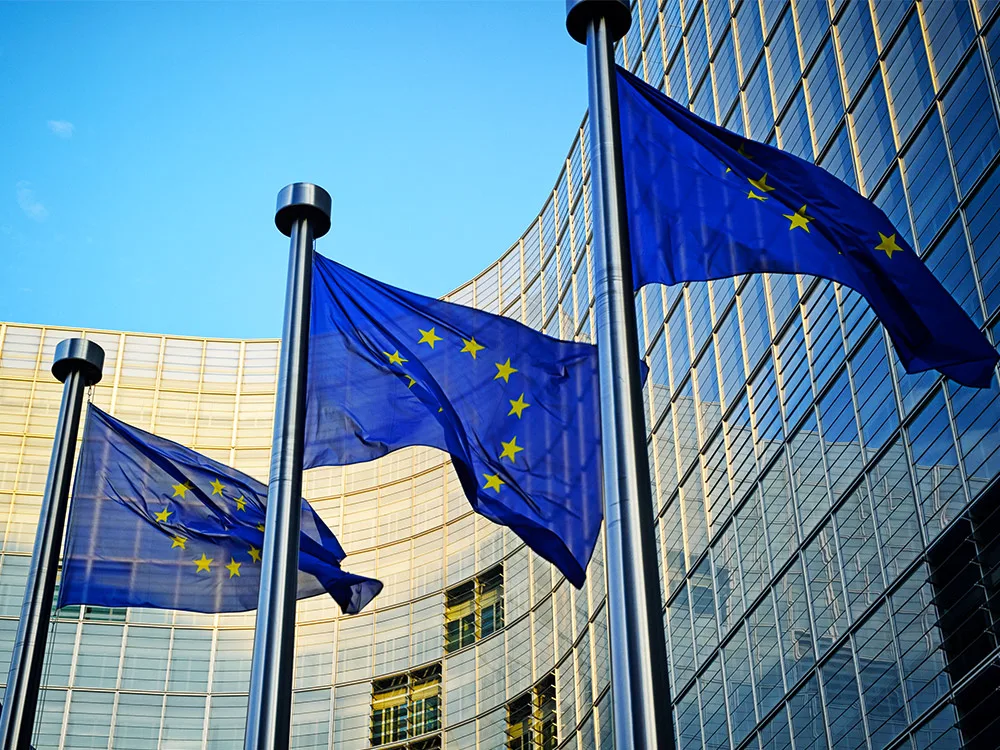EU Flaggen vor dem Berlaymont-Gebäude in Brüssel