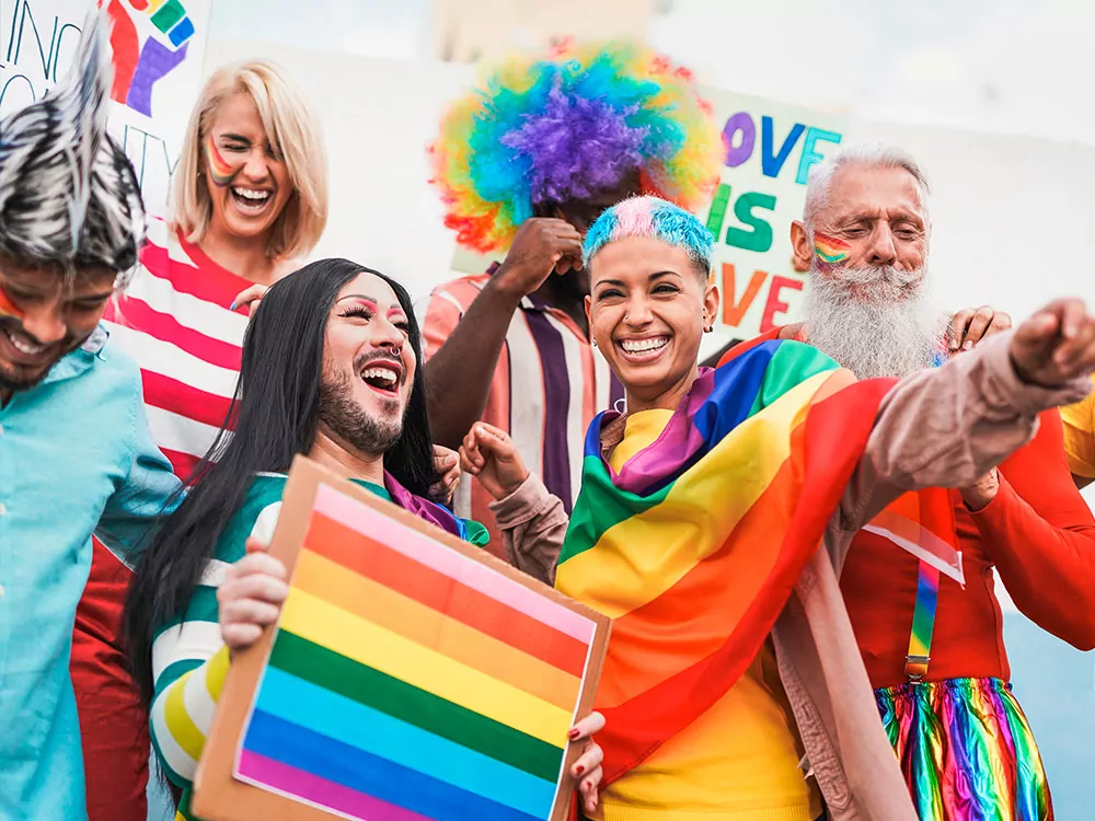 Menschen der LGTB Community mit Regenbogenflagge