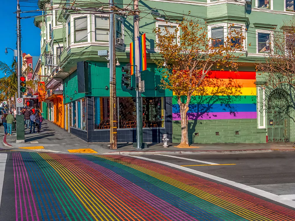 Regenbogenflagge als Fußgängerüberweg an der Castro-Street in San Francisco
