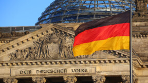 schwarz-rot-gold: deutsche Flagge vor dem Reichstag