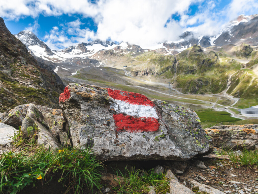 Stubaital, österreichische Flagge am Felsen