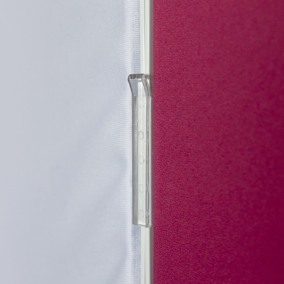 Verbindung zweier Messewände mithilfe von einem Verbinderclip