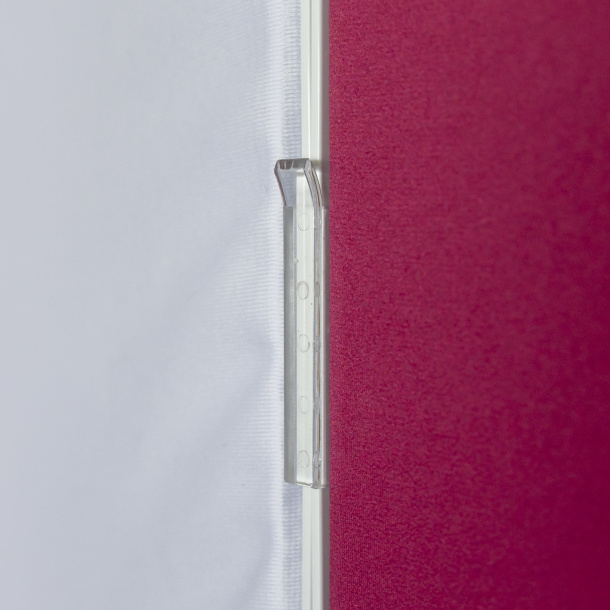 Verbindung zweier Messewände mithilfe von einem Verbinderclip