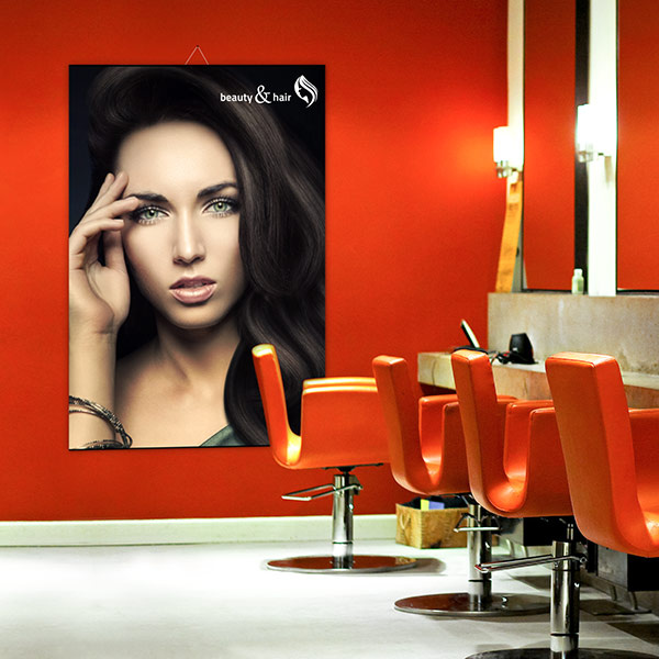 dekoratives Textilposter mit Metallbeleistung im Frisörsalon