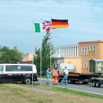 Fahnenmast Economy mit Fahnen im Querformat
