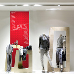 Stoffbanner mit Kunststoff-Klemmschinen, als Schaufensterdekoration