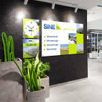 Plattenverbinder: Kombination einer Fotouhr im Firmendesign mit einem Kalender