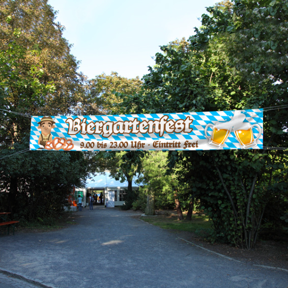 Spannband mit geösten Ecken zur Ankündigung von Events