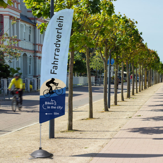 Bowflag® / Beachflag schräg - mobile und flexible Fahnenwerbung