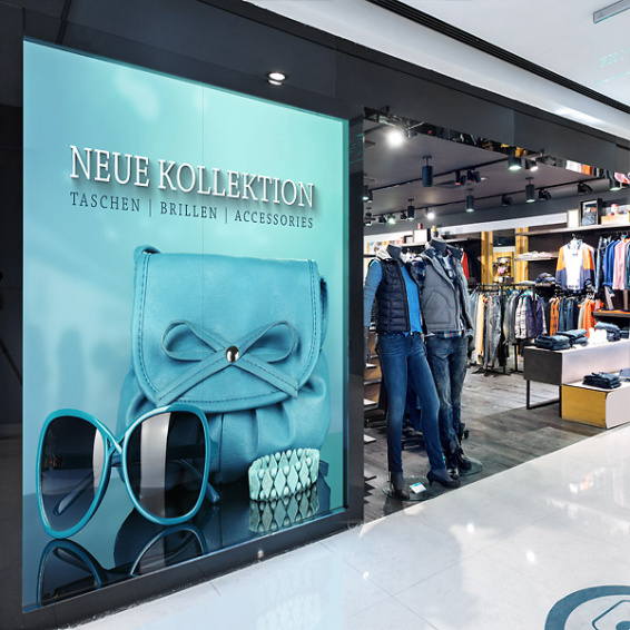 XXL-Schaufensterwerbung aus Hinterglasaufklebern im Hochformat