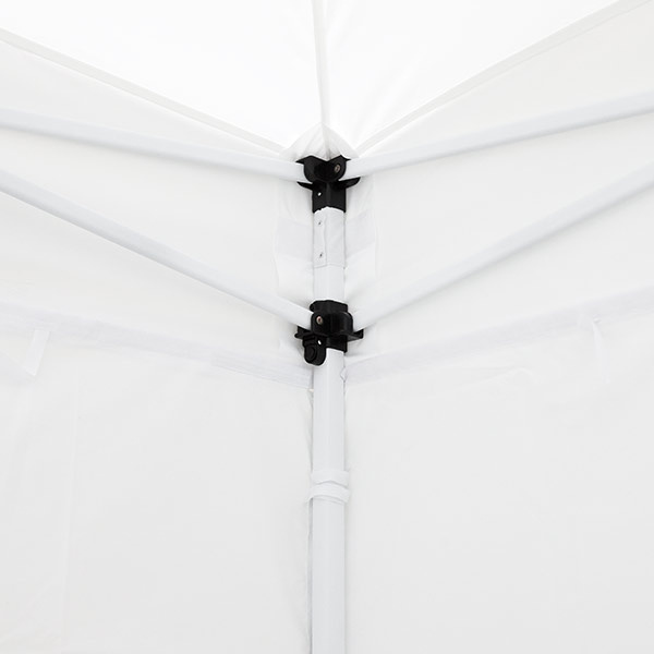 Zeltdach: Ansicht von innen mit Gestell und Zeltwänden