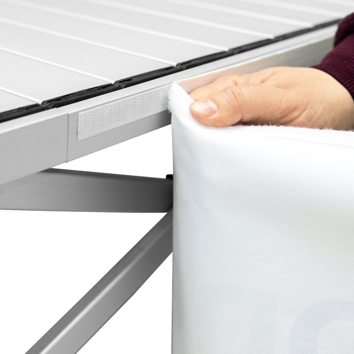 Befestigung der Banderole am Falttisch