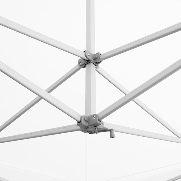 perfekt gespanntes Pavillondach durch Kurbelsystem
