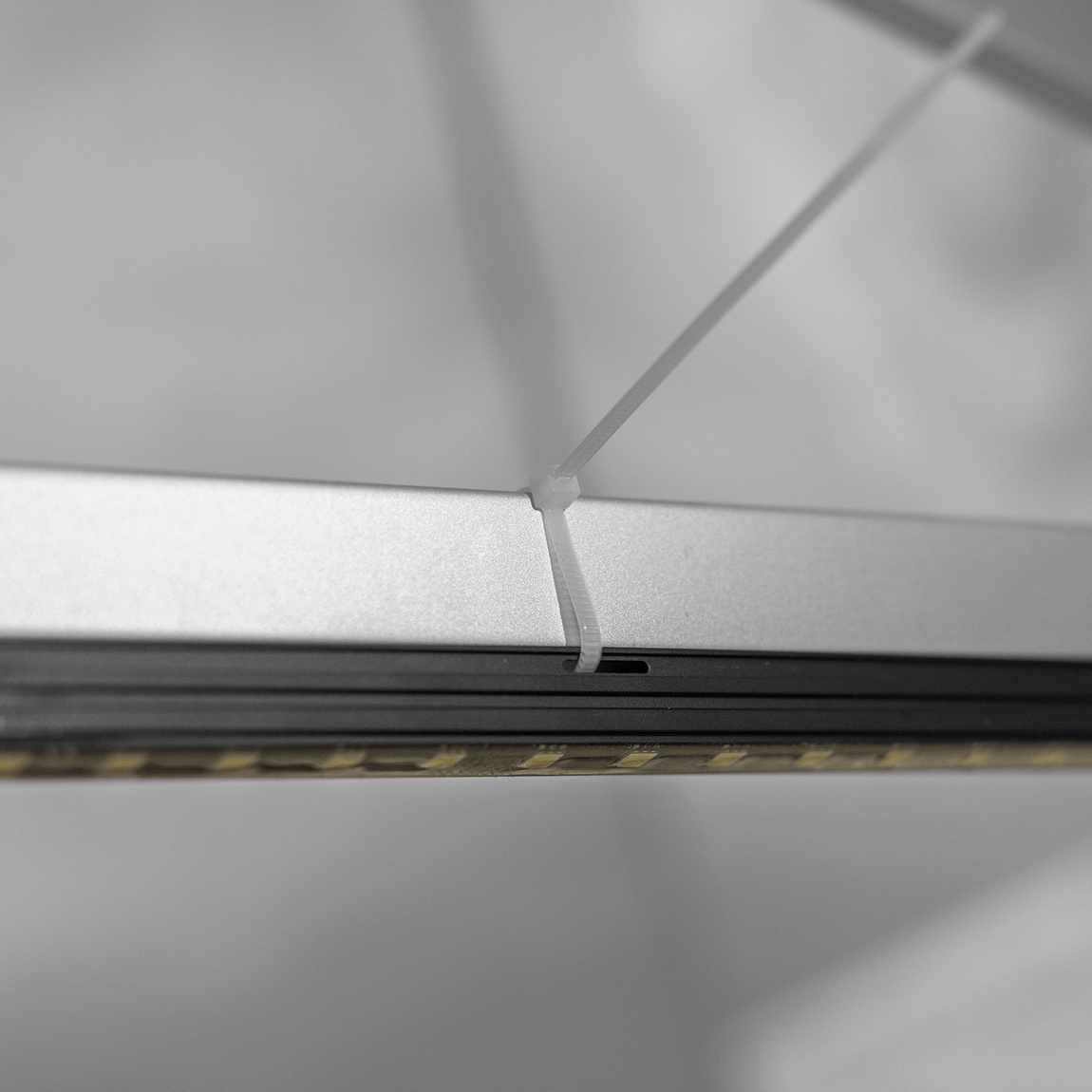 LED-Leisten - Befestigungsvariante 3: Kabelbinder, flexible Befestigung 