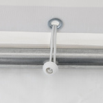 Befestigung der Dachplane mit Spanngummis am Zeltgestell