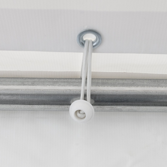 Befestigung der Dachplane mit Spanngummis am Zeltgestell