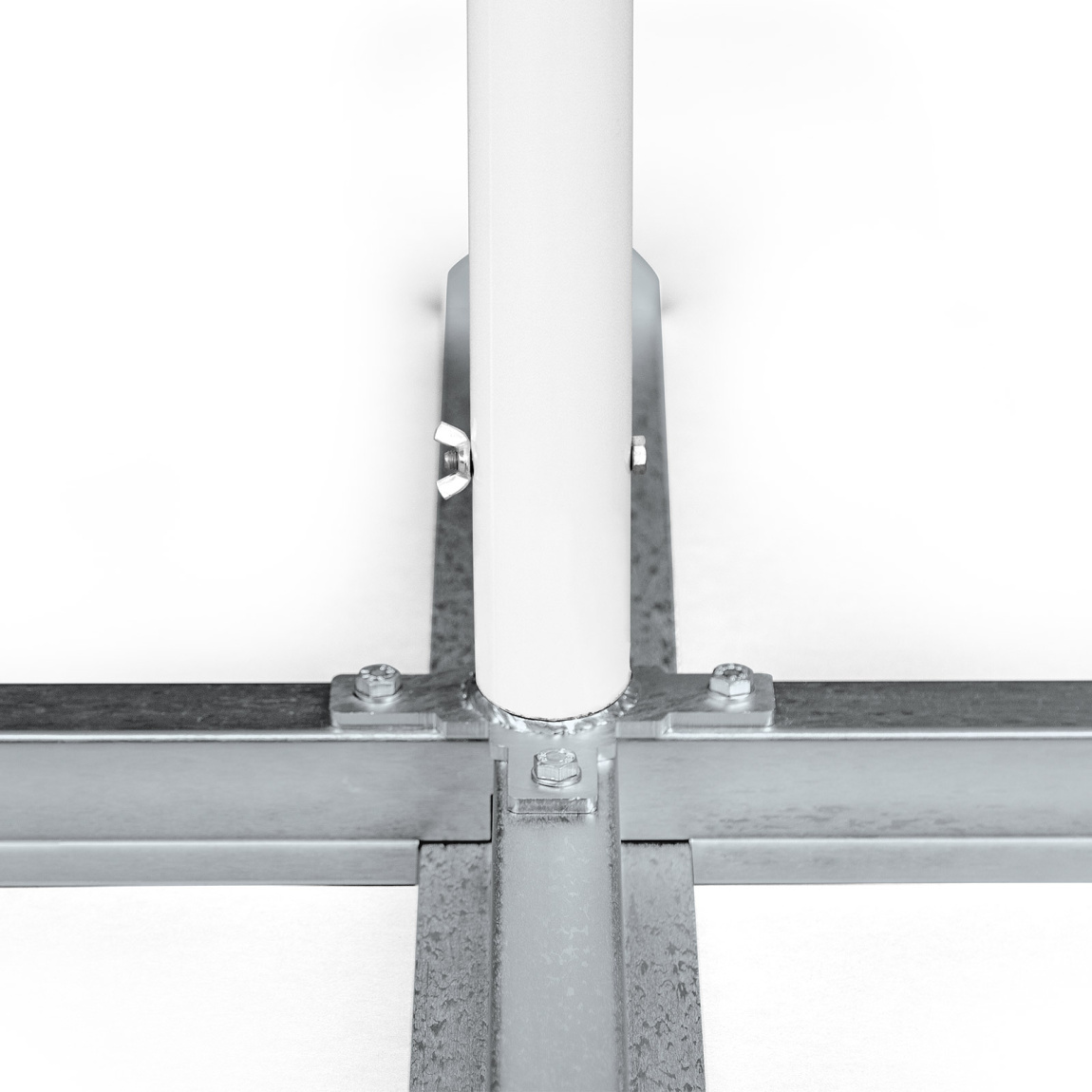 zusätzliche Sicherung des Schirmstockes auf dem Ständer durch stabilen Dorn