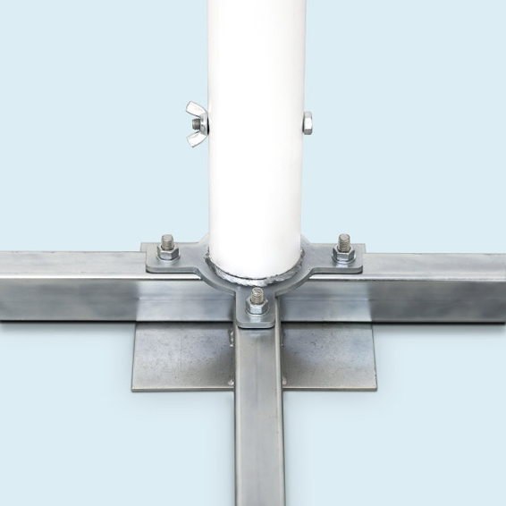 zusätzliche Sicherung des Schirmstockes auf dem Ständer durch stabilen Dorn