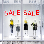 SALE als Schaufensterdeko (abgehängt, Befestigung z.B. mit Nylonschnur)