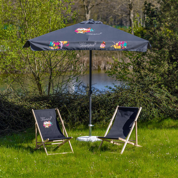 Perfekte Kombi in schwarz: Sonnenschirm 300 x 300 cm und Liegestuhl mit partiellem DTF-Druck oder einfarbig