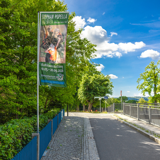 Mobiler Fahnenmast T-Pole® 200 für aufmerksamkeitsstarke Außenwerbung