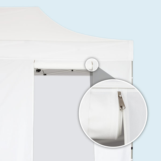 aufrollbare Tür mit zwei beidseitig bedienbaren Doppelreißverschlüssen