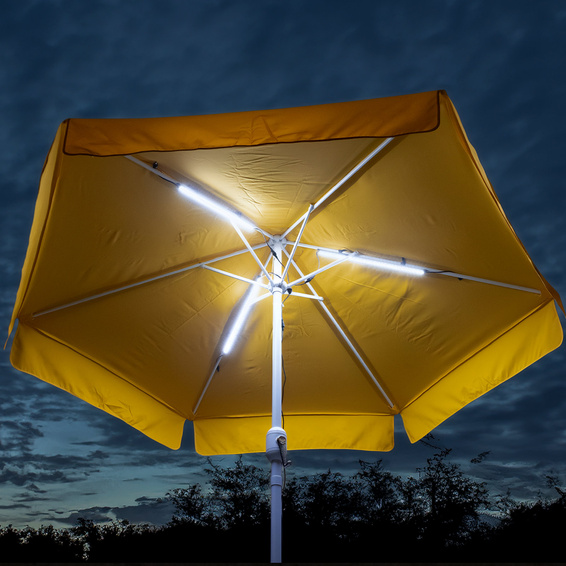 3 LED-Lichtleisten am 6-teiligen Sonnenschirm 