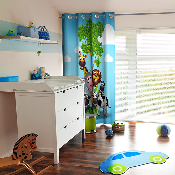 Dekoidee für's Kinderzimmer - ein selbst gestalteter Vorhang