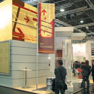 Hissfahne am T-Pole® 200 auf dem Messestand