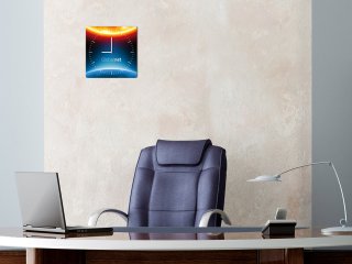 Quadratische Wanduhr mit Firmenlogo in einem Büro
