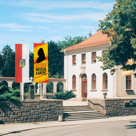 Städtefahne vorm Museum