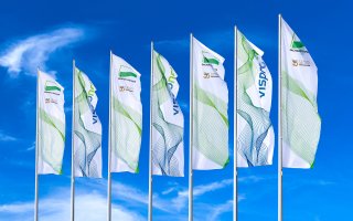 Fahnenwerbung mit GREEN Plus